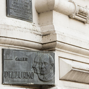 Placa de Calle Pizzurno en el exterior del Palacio Sarmiento