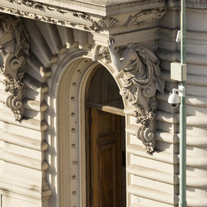 Puerta de entrada a la Biblioteca Nacional de Maestros