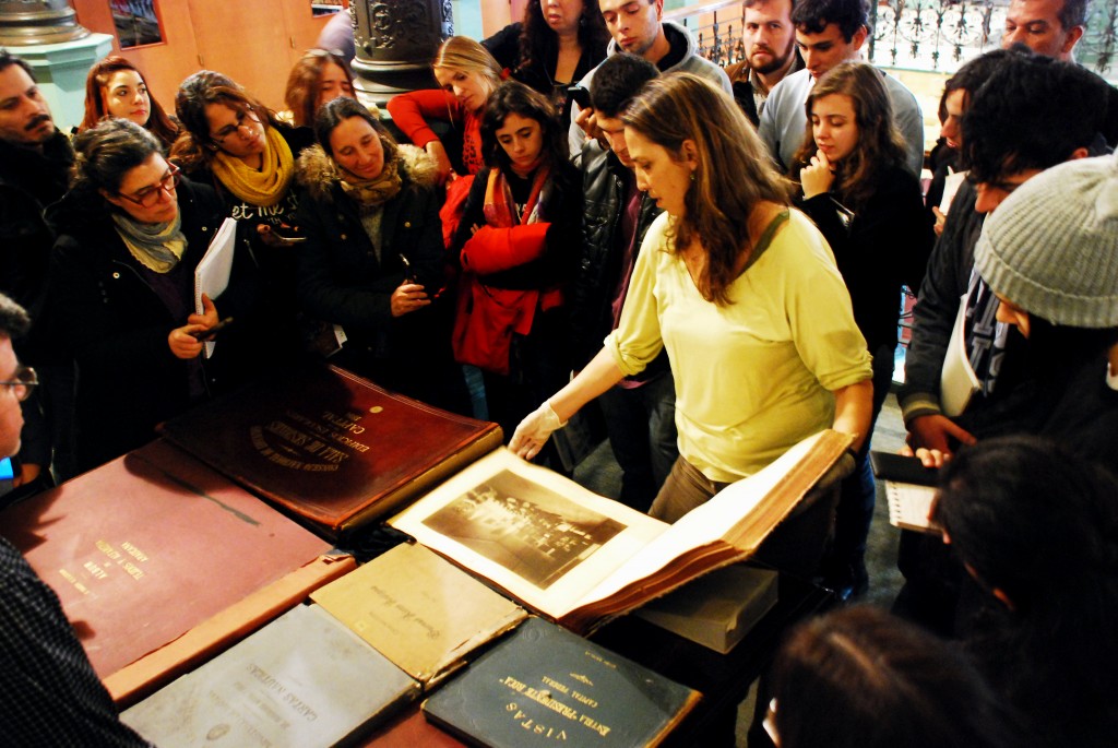 Alumnos del IFTS Nro. 13 conociendo parte de los documentos históricos de educación en Sala Americana.