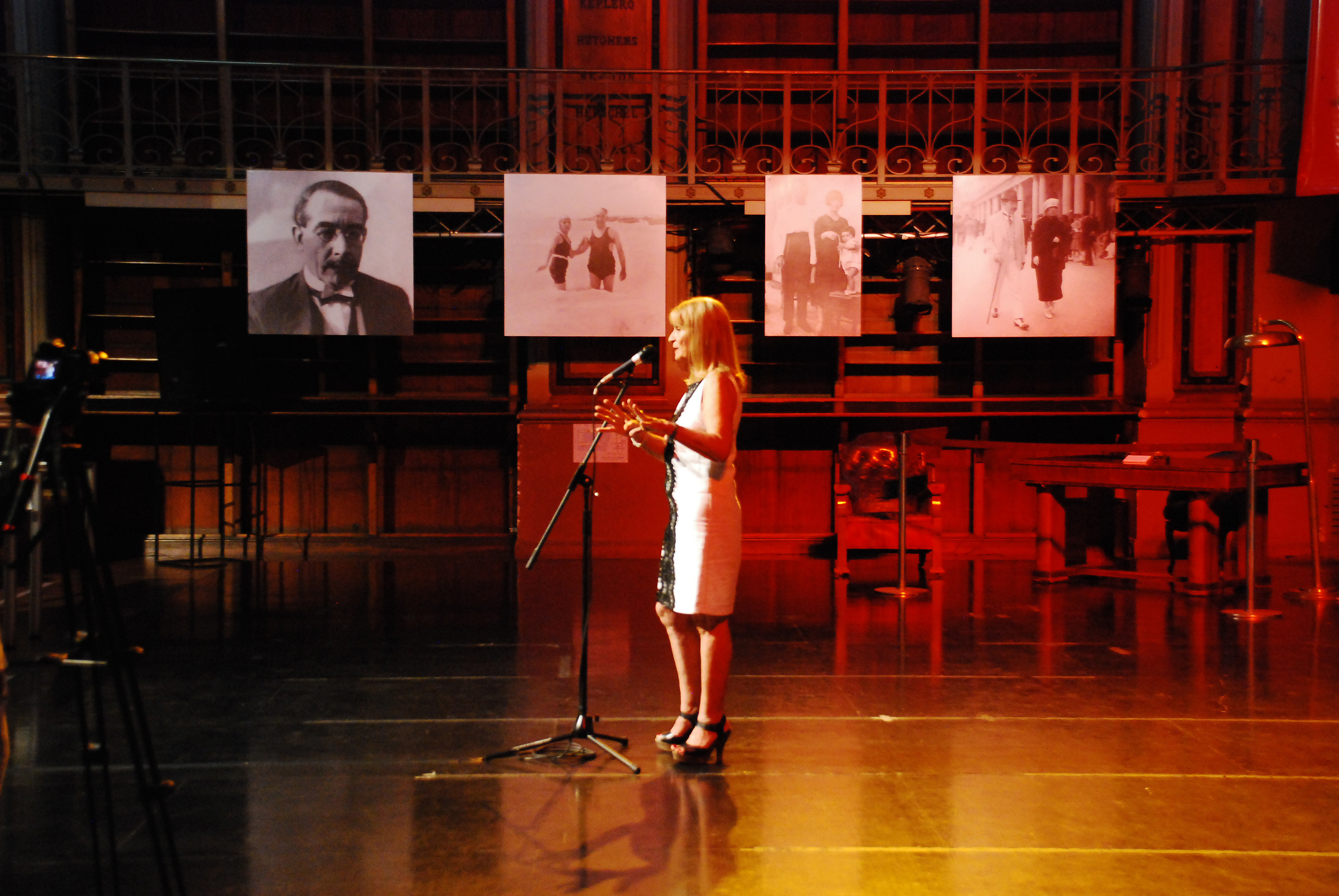 Graciela Perrone hablando en la Inauguración de la Exposición Borges y Lugones. El falso discípulo.