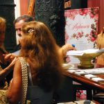 Inauguración El Hacedor. La imagen muestra personas disfrutando de la muestra.