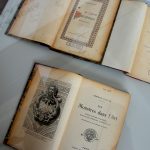 Libros en las vitrinas del sector La hora de la espada.