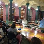 Sala de Lectura en el día de la Inauguración de la muestra. La escena muestra a la sala con gente y las personas disetantes.
