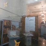 Imagen de uno de los sectores de la muestra. La imagen muestra el reflejo del sector sobre una de las puertas de la biblioteca.
