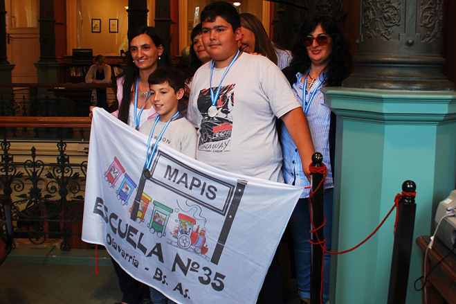 Alumnos y docentes de la escuela de Educación Primaria N.° 35 de Mapis, Olavarría, provincia de Buenos Aires