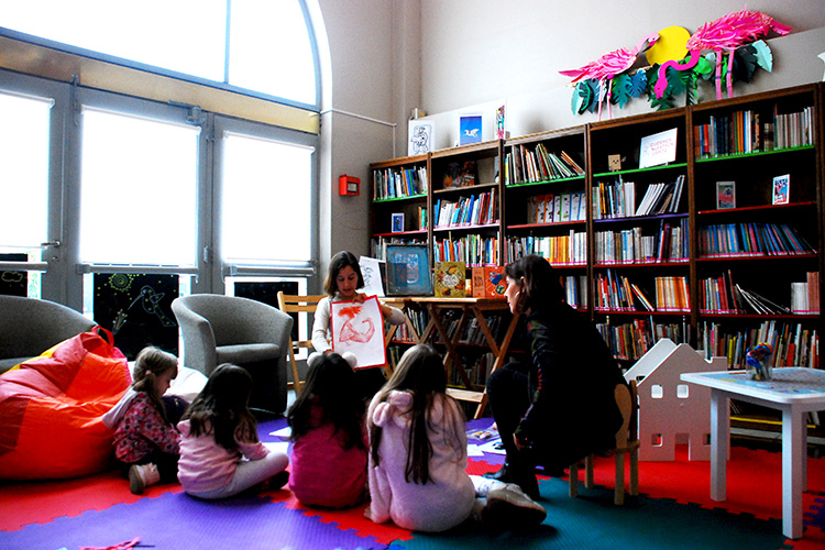 El taller «Collage y creación de estampas propias» en la Sección Infantil y Juvenil