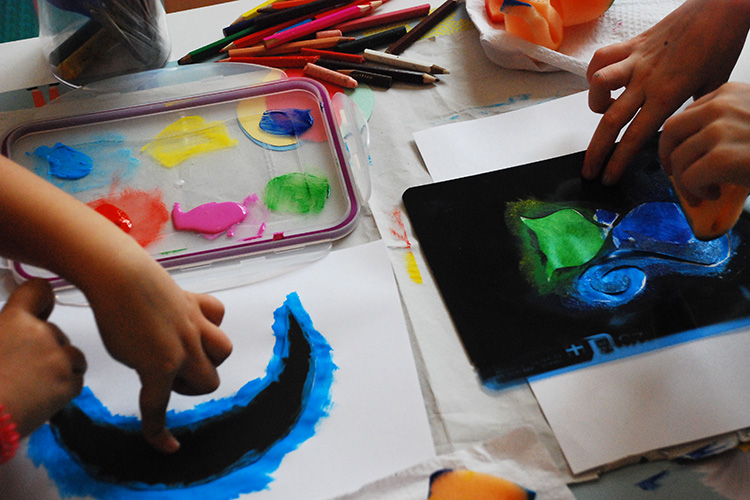 El taller «Collage y creación de estampas propias» en la Sección Infantil y Juvenil