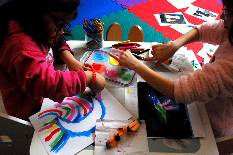 El taller «Collage y creación de estampas propias» en la Sección Infantil y Juvenil