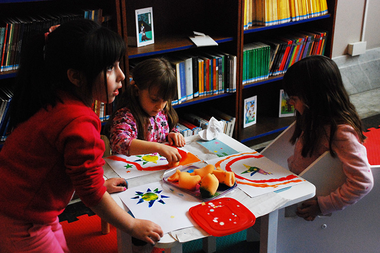 El taller «Collage y creación de estampas propias» en la Sección Infantil y Juvenil