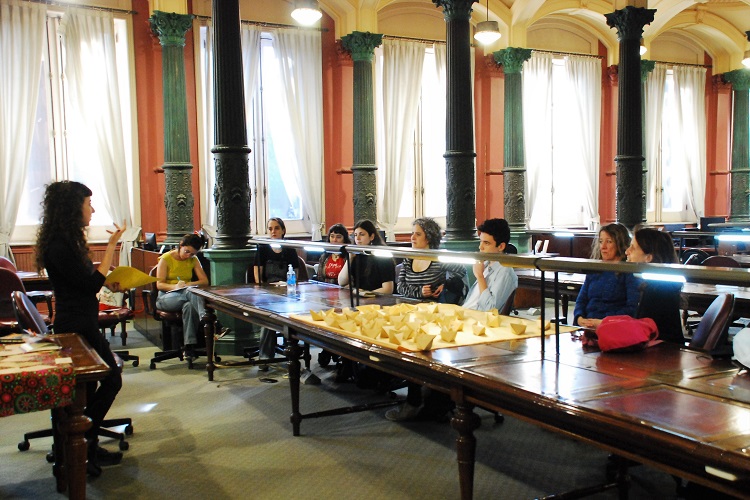 Daniela Goldín y participantes del taller en la Sala de Lectura de la BNM