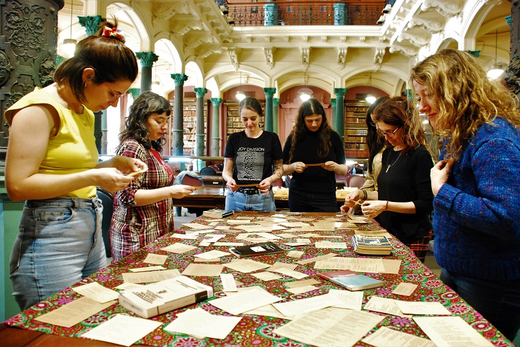 Participantes leyendo poemas de Alejandra Pizarnik