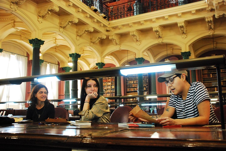 Participantes del taller leyendo sus producciones