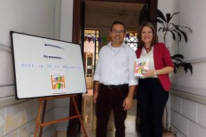 La bibliotecaria pedagógica, María de los Álvarez, junto a Diego Fernando Quiroga, autor del libro y bibliotecario