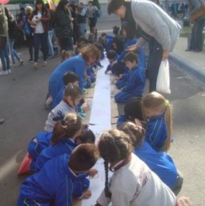 Alumnos de nivel inicial interviniendo un rollo de 100 metros de papel